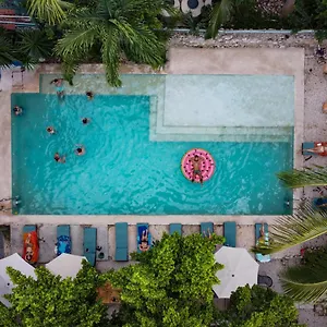 https://nomadas-hostel.hotelsmerida.org